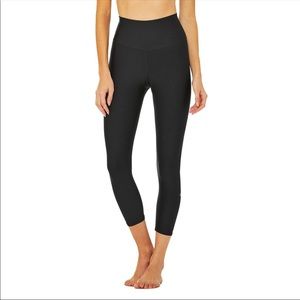 Alo Yoga high-waist airlift Capri -Black